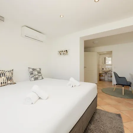 Dom wakacyjny Beachfront With Private Terrace, Garden, Bbq, And Garage In Marbella