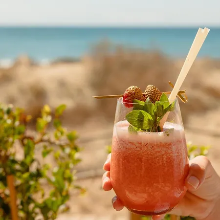 Dom wakacyjny Beachfront With Private Terrace, Garden, Bbq, And Garage In
