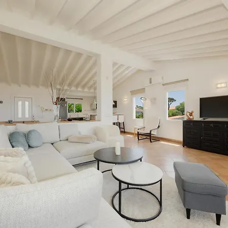 Dom wakacyjny Beachfront With Private Terrace, Garden, Bbq, And Garage In *