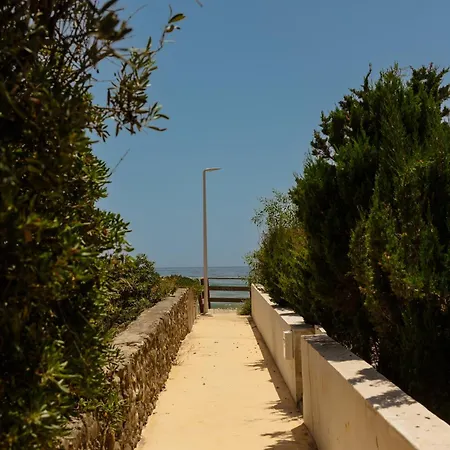 Dom wakacyjny Beachfront With Private Terrace, Garden, Bbq, And Garage In Marbella